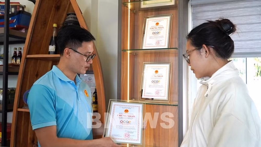 nuoc-mam-huynh-khoa-tu-hao-co-3-san-pham-duoc-cong-nhan-san-pham-cong-nghiep-nong-thon-tieu-bieu-cap-quoc-gia-nam-2023-20251117142857.jpg
