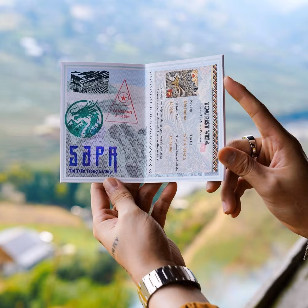 Les détails du passeport sont élaborés avec soin.