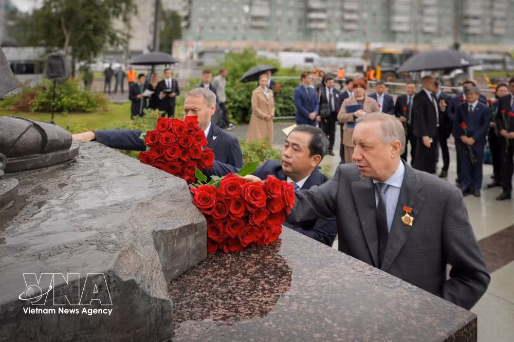 vnanet-vna-potal-bi-thu-thanh-uy-ha-noi-tham-va-lam-viec-tai-saint-petersburg-lb-nga-8958633.jpg