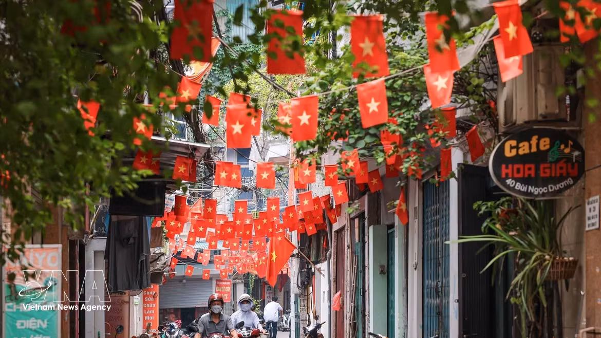 Hanoï se pare de rouge et de jaune pour célébrer la Fête nationale