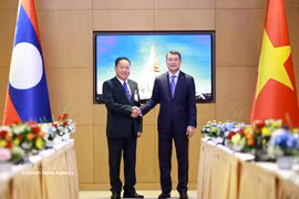 Le Premier ministre Le Minh Hung (droite) et Laopaoxong Navongxay, membre du Comité central du Parti et vice-président du Comité central du Front lao pour l'édification nationale. Photo : VNA