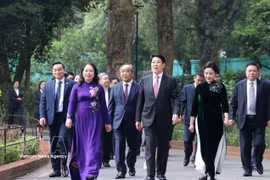 Le président de la République, Luong Cuong, a rendu hommage au Président Hô Chi Minh, le 13 février, à la Maison 67. Photo : VNA