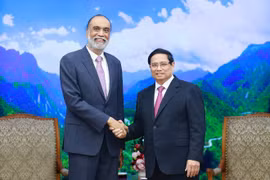 Le Premier ministre Pham Minh Chinh (droite) et Amandeep Singh Gill, secrétaire général adjoint pour les technologies numériques et émergentes et aussi envoyé du secrétaire général des Nations Unies pour la Technologie. Photo : VNA