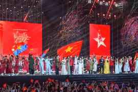 Le spectacle « La Patrie dans nos cœurs » est organisé par le journal Nhan Dan en collaboration avec le Comité populaire de Ho Chi Minh-Ville. Photo : https://nhandan.vn/
