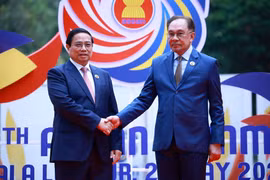 Le Premier ministre malaisien Anwar Ibrahim accueille le Premier ministre Pham Minh Chinh (gauche). Photo : VNA