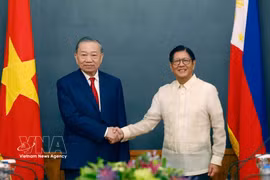 Le secrétaire général et président To Lam (gauche) et le président philippin Ferdinand Romualdez Marcos Jr. tiennent des entretiens d'État (Manille, 1er juin 2026). Photo : VBA