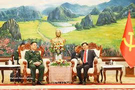 Le général Nguyen Trong Nghia, secrétaire du Comité central du Parti, membre de la Commission militaire centrale et chef du Département général de politique de l’Armée populaire du Vietnam, accompagné d’une délégation de responsables politiques de l’Armée populaire du Vietnam et le secrétaire général du Parti populaire révolutionnaire lao (PPRL) et président du Laos, Thongloun Sisoulith. Photo : VNA