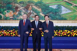 Rencontre des dirigeants des trois Partis du Vietnam, du Cambodge et du Laos