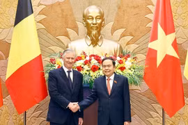 Le président de l'Assemblée nationale du Vietnam, Tran Thanh Man (droite), a rencontré le 1er avril à Hanoï le roi Philippe de Belgique. Photo : VNA