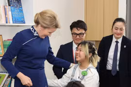 La reine Mathilde de Belgique visite l'Hôpital national pédiatrique à Hanoï. Photo : VNA