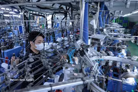 Une ligne de production de chaussettes destinées à l'exportation vers le marché japonais de la société textile-habillement de Phu Vinh Hung, à Hanoï . Photo : VNA