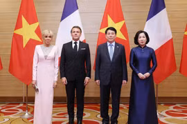 Le président Luong Cuong (2e à droit), son épouse et le président français Emmanuel Macron et son épouse. Photo : VNA