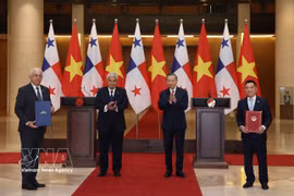 Le secrétaire général du Parti communiste du Vietnam et président, To Lam, et le président du Panama, José Raúl Mulino Quintero, assistent à la cérémonie de remise et de signature de plusieurs documents de coopération entre les deux pays. Photo : VNA