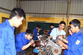 Formation professionnelle pour les travailleurs ruraux, les travailleurs issus de ménages pauvres, quasi-pauvres et récemment sortis de la pauvreté à Tuyen Quang. Photo : https://laodong.vn