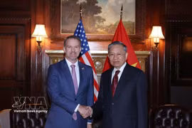 Le secrétaire général du Parti et président de la République To Lam (droite) et l’ambassadeur Jamieson Greer, représentant américain au Commerce, à New York. Photo : VNA