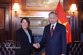 Le secrétaire général du Parti et président de la République To Lam et la professeure Sarah Anne Soule, doyenne de la Stanford Graduate School of Business, à New York. Photo : VNA
