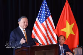 Le dirigeant To Lam prend la parole lors de la rencontre avec des experts et intellectuels vietnamiens aux États-Unis. Photo : VNA