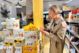 Les litchis frais vietnamiens dans un supermarché français. Photo : VNA