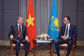Le secrétaire général du Comité central du Parti communiste du Vietnam To Lam (gauche) rencontre le 5 mai à Astana, le président du Sénat du Kazakhstan, Maulen Ashimbayev. Photo : VNA