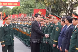 Le président Luong Cuong visite la zone militaire 3 relevant du ministère de la Défense. Photo : VNA