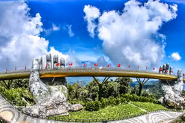 Le pont d'or à Da Nang. Photo : VNA