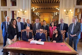 Des représentants d'entreprises et des autorités locales signent les documents requis. Photo : VNA