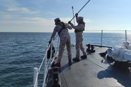 Des sauveteurs recherchent les victimes. Photo : Xinhua/VNA