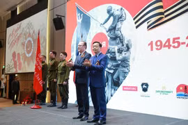 Le vice-Premier ministre Tran Hong Ha (1er à droite) à la réception en commémoration du 80e anniversaire de la Victoire dans la Grande Guerre patriotique (9 mai 1945 - 9 mai 2025),