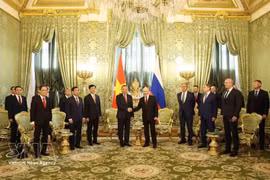 Le secrétaire général du Comité central du Parti communiste vietnamien et président To Lam rencontre le président russe Vladimir Poutine à Moscou le 9 septembre 2026. Photo : VNA