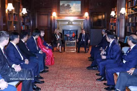 Le secrétaire général du Parti et président de la République To Lam rencontre Mme Gwynne Shotwell, présidente-directrice générale de SpaceX. Photo : VNA