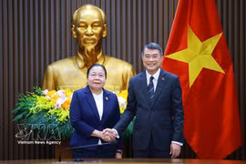 Le Premier ministre Le Minh Hung et Sisay Leudetmounsone, secrétaire du Comité central et cheffe de la Commission centrale de l’organisation du Parti populaire révolutionnaire lao. Photo : VNA