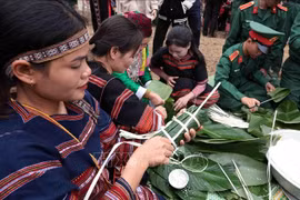 La confection du "banh chung" pour des démunis au Village culturel et touristique des ethnies du Vietnam, le 19 janvier 2025. Photo : VNA