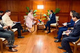 Le Hoai Trung, ministre vietnamien des Affaires étrangères et la ministre philippine des Affaires étrangères, Maria Theresa Lazaro. Photo : VNA