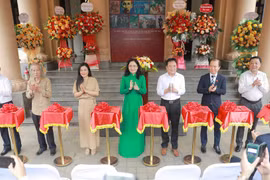 Lors de l’ouverture de l’exposition, le 16 mai au Musée des beaux-arts du Vietnam.