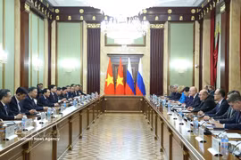 La rencontre entre le secrétaire général du Parti et président vietnamien To Lam et le Premier ministre russe Mikhaïl Michoustine à Moscou. Photo : VNA