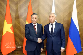Le secrétaire général du Parti et président de la République, To Lam (gauche) et le président de la Douma d’État de l’Assemblée fédérale de Russie, Vyacheslav Volodin. Photo : VNA