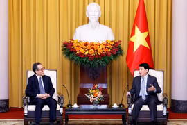 Le président Luong Cuong (droite) et le ministre sud-coréen des Affaires étrangères Cho Tae-yul à Hanoï. Photo : VNA