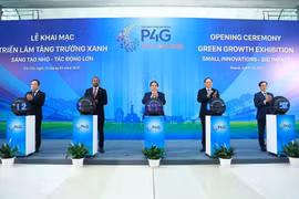 Le Premier ministre Pham Minh Chinh (centre) et les délégués inaugurent l'Exposition sur la croissance verte à Hanoï. Photo : VNA