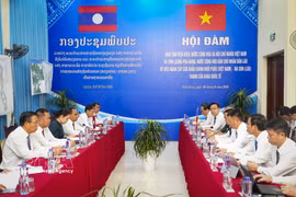 La réunion consacrée à la modernisation des postes-frontières principaux de Huoi Puoc (Vietnam) et de Nason (Laos) en postes-frontières internationaux entre Dien Bien et Luang Prabang. Photo : VNA