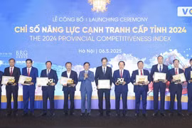 La cérémonie de remise de certificats aux dirigeants des villes et provinces dans le top 10 des localités ayant les scores ICP les plus élevés en 2024. Photo : baophutho