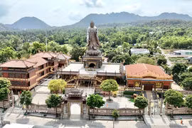 Bouddha Amitābha de la pagode Kim Tien, sentinelle spirituelle des Sept Montagnes 