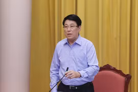 Le président Luong Cuong travaille avec le Bureau du président sur le bilan du mois de juin et les priorités pour le mois de juillet. Photo : VNA