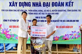 Une maison est offerte à la famille de Ho Van Lan, résidant dans le village de Dong Dong, commune de Mo O, district de Dakrong, province de Quang Tri. Photo : VNA