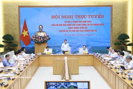 Le Premier ministre Le Minh Hung a présidé la réunion de bilan des six premiers mois de 2026 du Comité directeur d'État chargé des ouvrages et projets nationaux d'importance du secteur des transports. Photo : VNA