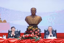Le secrétaire général du PCV, To Lam (droite), a coprésidé à Vientiane, avec le secrétaire général du PPRL et président lao, Thongloun Sisoulith, une réunion consacrée à l’information sur les résultats du 14e Congrès national du PCV. Photo : VNA