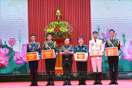 Le général de corps d’armée Hoang Xuan Chien, membre du Comité central du Parti, membre de la Commission militaire centrale, vice-ministre de la Défense, assigne des tâches et encourage l'Armée populaire du Vietnam à participer au défilé militaire sur la place Rouge. Photo : VNA