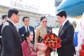 Le président Luong Cuong arrive à Vientiane, entamant une visite d'État au Laos. Photo : VNA