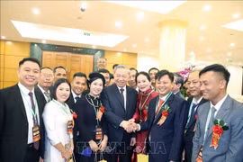 Le secrétaire général du Parti communiste du Vietnam, To Lam et des délégués. Photo : VNA