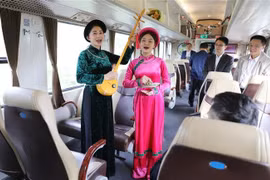 présentation du chant Then et de l'art du luth Tinh sur le train touristique Hanoi - Thai Nguyen. Photo : VNA