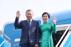 Le SG du Parti Tô Lâm et son épouse quittent Hanoï pour une visite d'État en R. de Corée